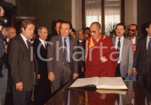 Fotografia d epoca originale 1990 MILANO DALAI LAMA in COMUNE con Paolo PILLITTERI 35mm VINTAGE SLIDE 1 1