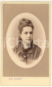 Fotografia d epoca originale 1870 ca GENOVA Giovane donna con abito decorato Foto G. B. SCIUTTO CDV 1