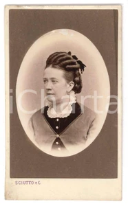 Fotografia d epoca originale 1870 ca GENOVA Donna con abito bicolore  Ritratto Foto G. B. SCIUTTO CDV 1