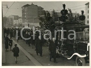 Fotografia d epoca originale 1940 ca MILANO corso Lodi / ang. Piazzale Lodi  Corteo funebre  Foto 24x18 cm 1