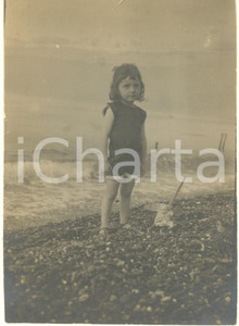 Fotografia d epoca originale 1916 GENOVA PEGLI Bambina con bambola e secchiello  Foto COSTUME 8x11 cm 1
