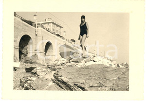 Fotografia d epoca originale 1960 ca GENOVA QUARTO DEI MILLE Donna sugli scogli Foto vintage 13x9 cm 1