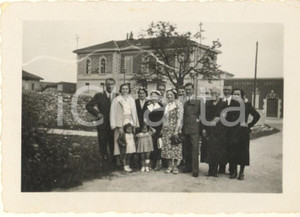 Fotografia d epoca originale 1937 ARCISATE VA Gruppo presso edificio Tessitura serica Foto 9x6 cm 1