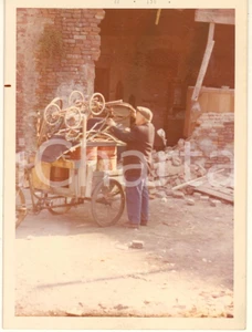 Fotografia d epoca originale 1972 MILANO Naviglio MARTESANA  Mestieri  Raccolta ferri vecchi Foto 12x9 cm 1