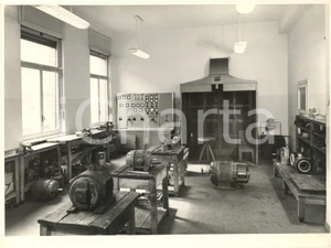 Fotografia d epoca originale 1960 ca TORINO Scuola professionale  Laboratorio elettrotecnica Foto 24x18 cm 1