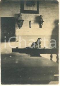Fotografia d epoca originale Marzo 1915 MILANO Marino BEVILACQUA in aula con busti di scrittori Foto 6x9 1