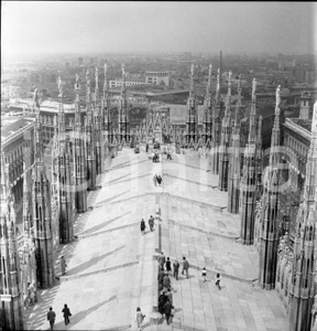 Fotografia d epoca originale 1971 MILANO la copertura del Duomo tra le guglie in marmo NEGATIVO ORIGINALE 1