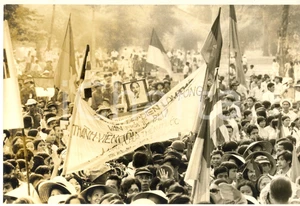 Fotografia d epoca originale 1975 Guerra del VIETNAM  Liberazione SAIGON  Corteo con ritratti Ho Chi Minh 1