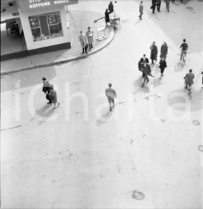 Fotografia d epoca originale 1964 MILANO Fiera Campionaria visitatori tra gli stand NEGATIVO ORIGINALE 1