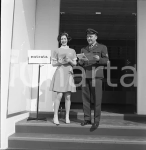Fotografia d epoca originale 1968 MILANO Fiera Campionaria ingresso di uno stand NEGATIVO ORIGINALE 1