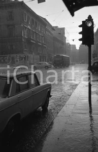Fotografia d epoca originale 1969 MILANO via Benedetto Marcello sotto la pioggia NEGATIVO ORIGINALE 1 1