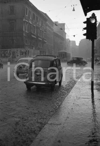 Fotografia d epoca originale 1969 MILANO via Benedetto Marcello sotto la pioggia NEGATIVO ORIGINALE 3 1