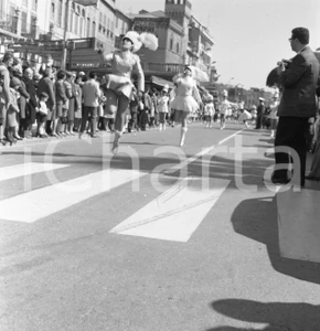 Fotografia d epoca originale 1969 VARAZZE SV Sfilata di majorettes NEGATIVO ORIGINALE 7 1