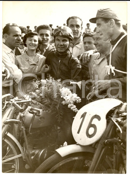 1955 ca ITALIA MOTOCICLISMO Carlo UBBIALI tra il pubblico dopo una vittoria FOTO