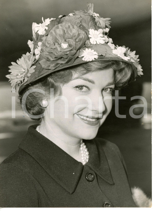 1958 LONDON Anne BAXTER wearing a hat with flowers *Photo 15x20 cm