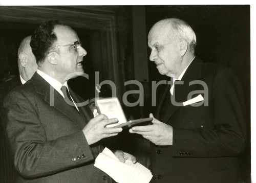 1958 ROMA Urbano CIOCCETTI consegna premio "Cultori di Roma" ad Axel BOETHIUS