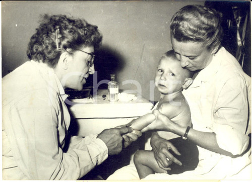 1957 BUDAPEST (UNGHERIA) Lotta alla polio - Infermiera utilizza il vaccino Salk