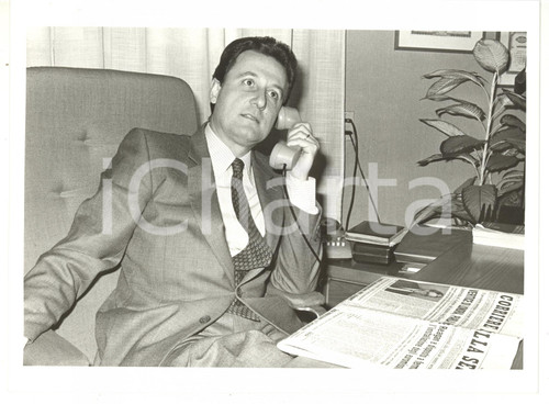 1985 ca MILANO Angelo PROVASOLI al telefono nel suo studio *Foto 24x18 cm