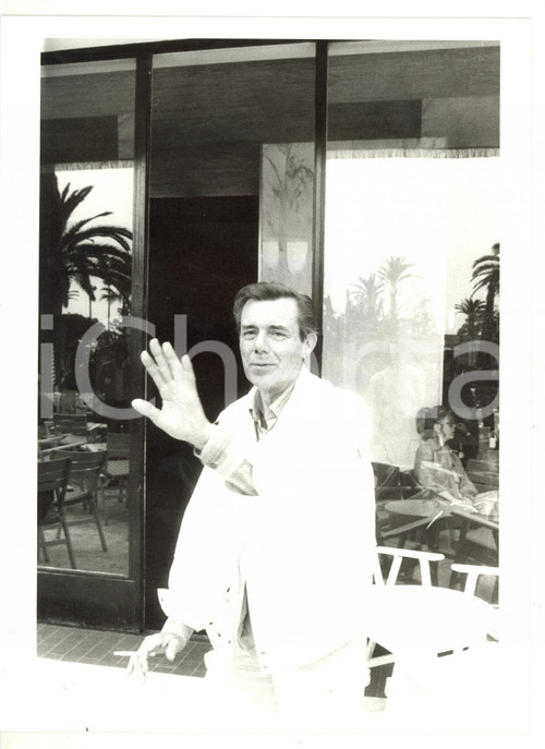 1984 FESTIVAL DI CANNES Dirk BOGARDE si ripara dai paparazzi *Foto 18x24 cm
