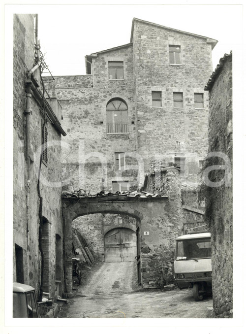 1990 ca MONTALCINO (SI) Una via del centro storico - Foto ARTISTICA 18x24