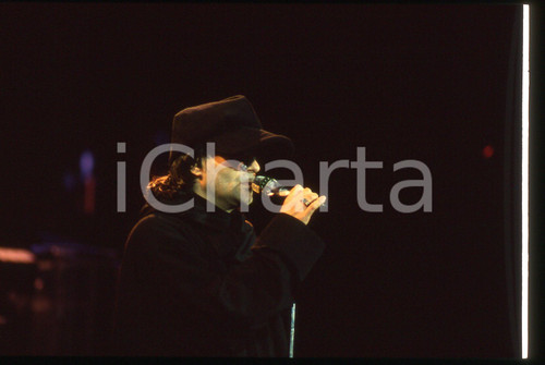 35mm vintage slide*1990ca Concerto Renato ZERO con occhiali e cappello neri (10)
