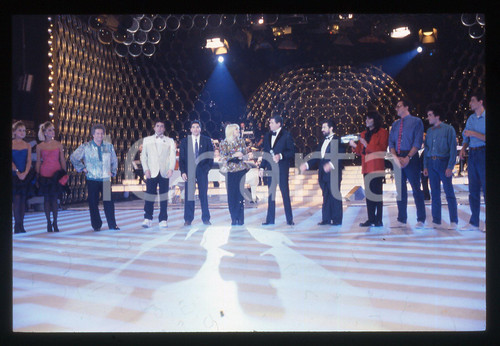 35mm vintage slide* 1988 RAFFAELLA CARRA' SHOW Raffaella CARRA' e Lello ARENA   Diapositiva d'epoca, in formato 35 mm.Con loro nella foto anche Renato Zero, Gianfranco D'Angelo, Jerry Lewis. CONDIZIONI: GOODE' severamente vietata la riproduzione. Tutti i diritti sono riservati. ICharta mette in vendita, sul negozio eBay e in esclusiva sul sito "icharta" il proprio archivio composto da numerose diapositive e negativi fotografici d'epoca, tutti originali e autentici, che attraversano la storia del costume italiano tra gli la fine degli anni Sessanta e Novanta.Si tratta di uno sguardo inedito sull'attualit&agrave;, la politica, la vita quotidiana, il gossip e la cultura, che fotografa il cambiamento della nazione in quest'ultimo scorcio del XX secolo. Un'occasione unica per il mercato del collezionismo, che vede finalmente disponibile un archivio eccezionale per vastit&agrave;, tematiche e condizioni, in un settore (il negativo fotografico e la diapositiva) di assoluta novit&agrave; e dalle interessanti prospettive di investimento.  originale e autentica 1