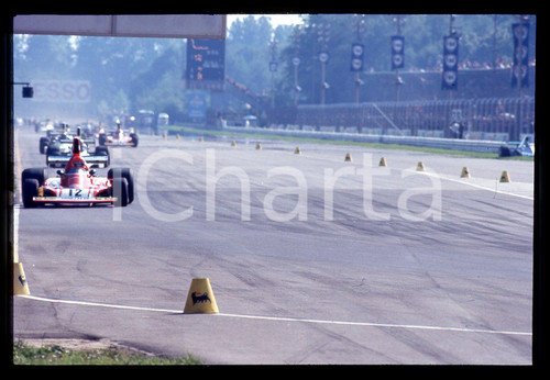 Fotografia d'epoca originale 35mm vintage slide* 1975ca FORMULA 1 - Niki LAUDA in pista su FERRARI 1