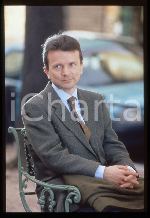 35mm vintage slide* 1998 RAI 3 Oreste DE FORNARI in "La principessa sul pisello"   Diapositiva d'epoca, in formato 35 mm.   CONDIZIONI: GOOD E' severamente vietata la riproduzione. Tutti i diritti sono riservati. ICharta mette in vendita, sul negozio eBay e in esclusiva sul sito "icharta" il proprio archivio composto da numerose diapositive e negativi fotografici d'epoca, tutti originali e autentici, che attraversano la storia del costume italiano tra gli la fine degli anni Sessanta e Novanta.Si tratta di uno sguardo inedito sull'attualit&agrave;, la politica, la vita quotidiana, il gossip e la cultura, che fotografa il cambiamento della nazione in quest'ultimo scorcio del XX secolo. Un'occasione unica per il mercato del collezionismo, che vede finalmente disponibile un archivio eccezionale per vastit&agrave;, tematiche e condizioni, in un settore (il negativo fotografico e la diapositiva) di assoluta novit&agrave; e dalle interessanti prospettive di investimento.  originale e autentica 1