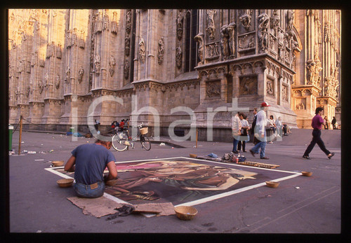 1990 ca MILANO - Madonnari in Piazza del DUOMO * 35 mm vintage slide 5  Diapositiva d'epoca, in formato 35 mm.CONDIZIONI: GOODE' severamente vietata la riproduzione. Tutti i diritti sono riservati. ICharta mette in vendita, sul negozio eBay e in esclusiva sul sito "icharta" il proprio archivio composto da numerose diapositive e negativi fotografici d'epoca, tutti originali e autentici, che attraversano la storia del costume italiano tra gli la fine degli anni Sessanta e Novanta.Si tratta di uno sguardo inedito sull'attualità, la politica, la vita quotidiana, il gossip e la cultura, che fotografa il cambiamento della nazione in quest'ultimo scorcio del XX secolo. Un'occasione unica per il mercato del collezionismo, che vede finalmente disponibile un archivio eccezionale per vastità, tematiche e condizioni, in un settore (il negativo fotografico e la diapositiva) di assoluta novità e dalle interessanti prospettive di investimento.  GOOD/buono   originale e autentica 1