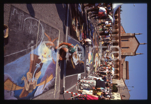 1991 CURTATONE Fiera delle Grazie - Madonnari * 35 mm vintage slide 94  Diapositiva d'epoca, in formato 35 mm.CONDIZIONI: GOODE' severamente vietata la riproduzione. Tutti i diritti sono riservati. ICharta mette in vendita, sul negozio eBay e in esclusiva sul sito "icharta" il proprio archivio composto da numerose diapositive e negativi fotografici d'epoca, tutti originali e autentici, che attraversano la storia del costume italiano tra gli la fine degli anni Sessanta e Novanta.Si tratta di uno sguardo inedito sull'attualità, la politica, la vita quotidiana, il gossip e la cultura, che fotografa il cambiamento della nazione in quest'ultimo scorcio del XX secolo. Un'occasione unica per il mercato del collezionismo, che vede finalmente disponibile un archivio eccezionale per vastità, tematiche e condizioni, in un settore (il negativo fotografico e la diapositiva) di assoluta novità e dalle interessanti prospettive di investimento.  GOOD/buono   originale e autentica 1