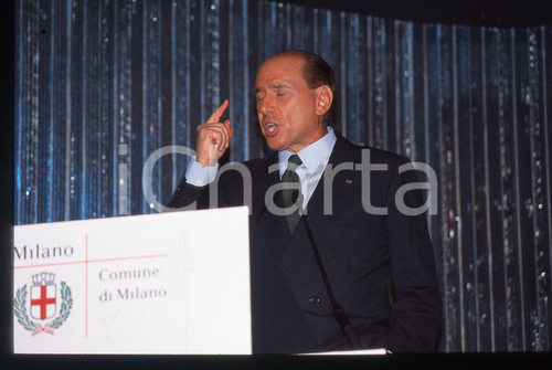 Silvio BERLUSCONI - POLITICA - Comune di MILANO 1995 ca *35 mm vintage slide 59  Diapositiva d'epoca, in formato 35 mm.Si prega di rivolgersi per i diritti a ICharta.E' severamente vietata la riproduzione. Tutti i diritti sono riservati.Nella diapositiva ICharta mette in vendita, sul negozio eBay e in esclusiva sul sito "icharta" il proprio archivio composto da numerose diapositive e negativi fotografici d'epoca, tutti originali e autentici, che attraversano la storia del costume italiano tra gli la fine degli anni Sessanta e Novanta.Si tratta di uno sguardo inedito sull'attualit&agrave;, la politica, la vita quotidiana, il gossip e la cultura, che fotografa il cambiamento della nazione in quest'ultimo scorcio del XX secolo. Un'occasione unica per il mercato del collezionismo, che vede finalmente disponibile un archivio eccezionale per vastit&agrave;, tematiche e condizioni, in un settore (il negativo fotografico e la diapositiva) di assoluta novit&agrave; e dalle interessanti prospettive di investimento.   GOOD/buono   originale e autentica 1