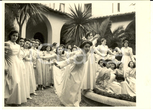 1950 ca ROMA Istituto Femminile - Alunne di un saggio di danza *Foto 18x13 Fotografia d'epoca con timbro del fotografo al verso. CONDIZIONI: G FORMATO: 18x13 cmFOTOGRAFO: A. Cartoni - Roma      originale e autentica 1