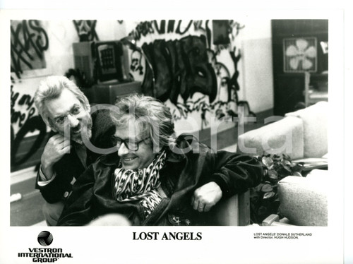 1989 CINEMA "Lost Angels" Donald SUTHERLAND con il regista Hugh HUDSON *Foto 1 Fotografia di agenzia. CONDIZIONI: GFORMATO: 24x18 cm    originale e autentica 1