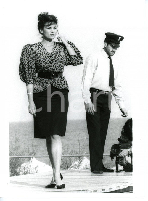 1985 ca COSTUME ITALIA Ritratto di Serena GRANDI con Carabiniere - Foto 18x24 cm