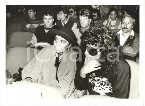 1985 ca ITALIA MUSICA - Loredana BERTÈ con Renato ZERO in platea (2) *Foto 24x18