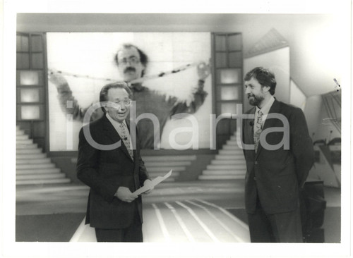 1993 CANALE 5 "Telemike" Mike BONGIORNO con il campione Giulio MARLIA Foto  Fotografia di agenzia. CONDIZIONI: FAIR (lievi difetti di stampa; vari graffi)FORMATO: 24x18 cm     originale e autentica 1