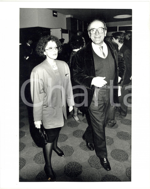 1985 ca ITALIA Arnoldo FOÀ nel foyer di un teatro - Ritratto *Foto 20x25 cm