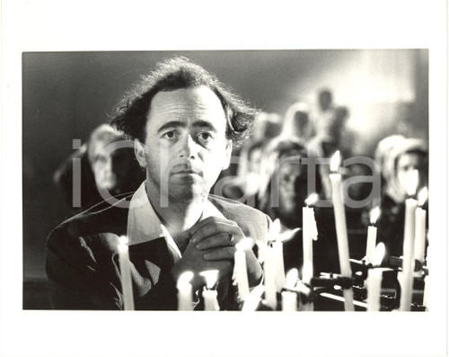 1988 CINEMA Maurizio NICHETTI prega durante una scena di LADRI DI SAPONETTE (4)