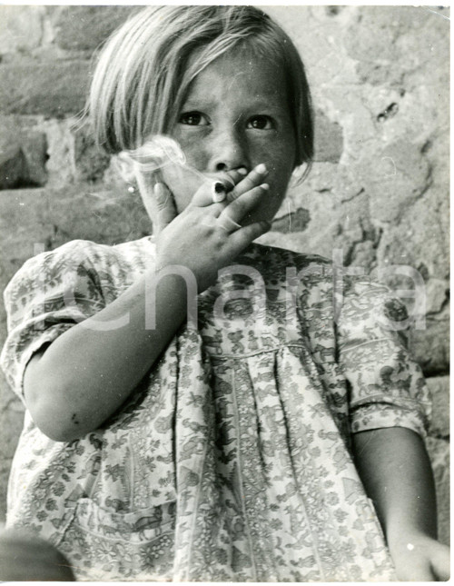 1970 ca PERIFERIA DI MILANO Bambina fuma una sigaretta - Ritratto *Foto COSTUME 