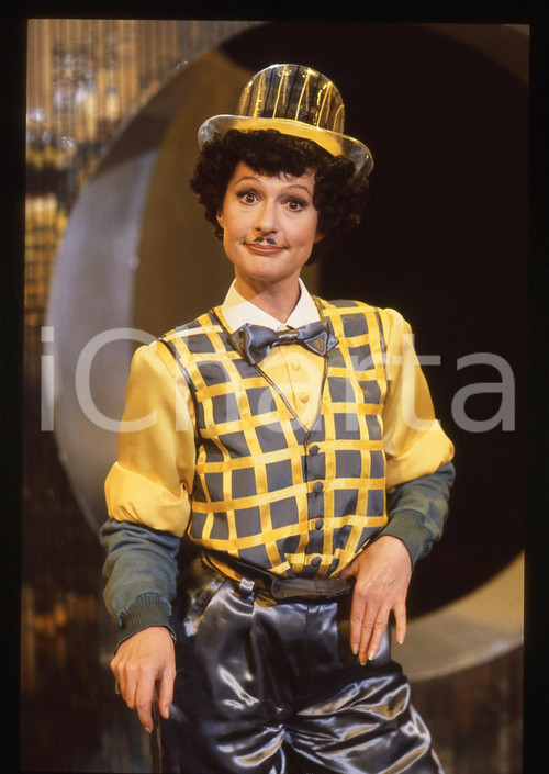 35mm vintage slide* 1985ca RAI Loretta GOGGI nei panni di Charlie CHAPLIN (11)