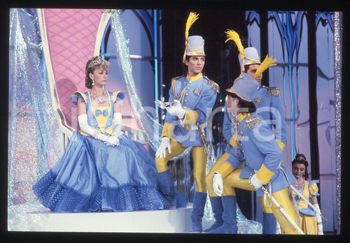 Fotografia d'epoca originale 35mm vintage slide* 1985ca SPETTACOLO Loretta GOGGI nei panni di Cenerentola 15 1