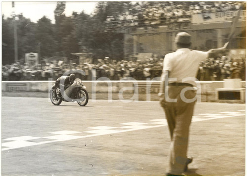 1953 MONZA GP DELLE NAZIONI Enrico LORENZETTI taglia traguardo su MOTO GUZZI 350