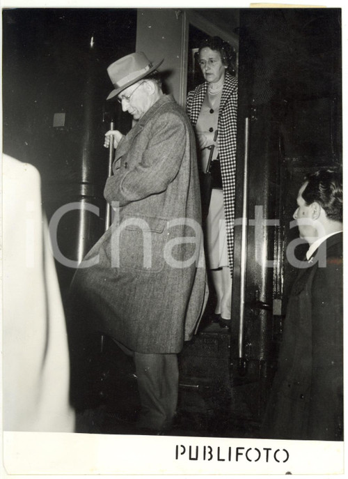 1953 TRENTO Alcide DE GASPERI arriva in stazione con la moglie Francesca ROMANI
