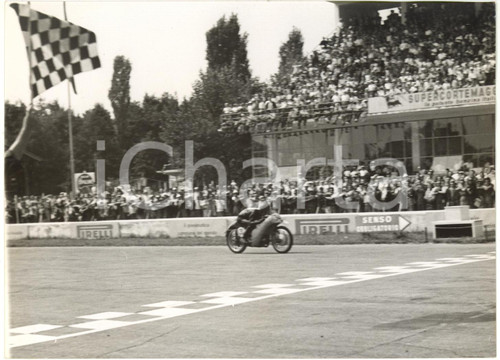 1953 MONZA GP DELLE NAZIONI Enrico LORENZETTI taglia il traguardo su MOTO GUZZI