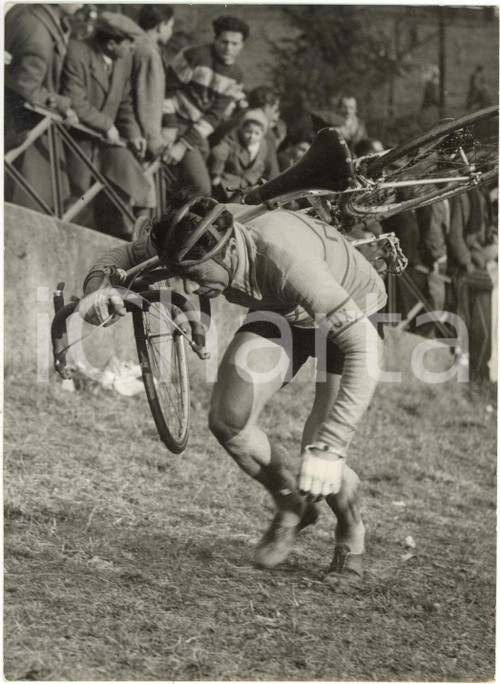 1955 ca ITALIA CICLOCROSS Luigi MALABROCCA scala pendio con bici in spalla *Foto