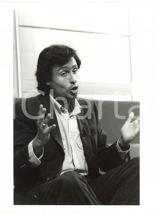 1985 ca. TELEVISIONE - Ritratto di Gigi SABANI (3) Fotografia 18x24 cm