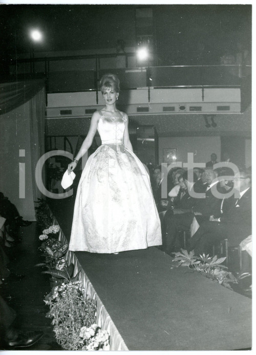 1955 ca TORINO Sfilata FELINA ROYAL - Modella in abito di seta damascato *Foto