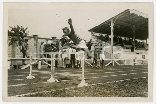 1940 ca TORINO LITTORIALI ATLETICA Giovane durante corsa a ostacoli *Foto