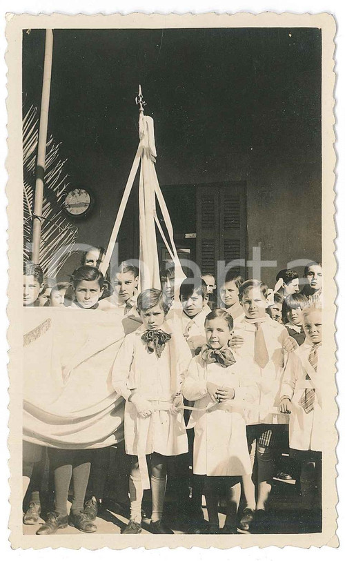 1930 ca ITALIA Cerimonia - Bambini di un istituto con pennone - Foto 8x13 cm