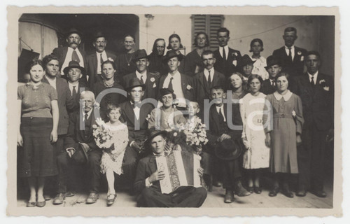 1935 ca COSTUME Famiglia con suonatore di fisarmonica - Foto anonima 14x9 cm